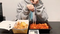 Tak pantang makan, Chungha paling hobi mengabadikan momen-momen makannya di Instagram miliknya. Foto: Instagram @chungha_official