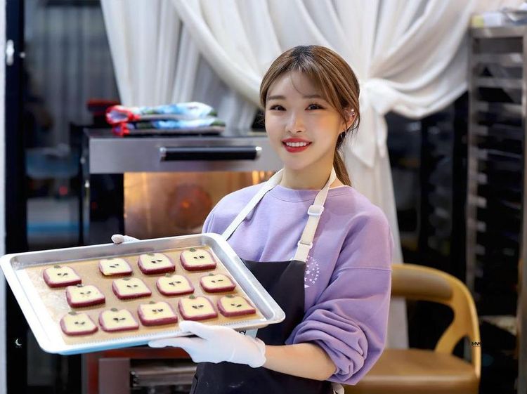 Hobi Baking, Chungha Jago Buat Kue hingga Cupcake