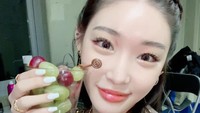 Selain hobi menyantap makanan manis, Chungha juga tak bisa lepas dari buah-buahan segar sebagai cemilannya. Foto: Instagram @chungha_official