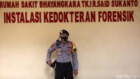 Ruang Forensik, RS Polri, Jakarta, masih dijaga ketat oleh anggota kepolisian.