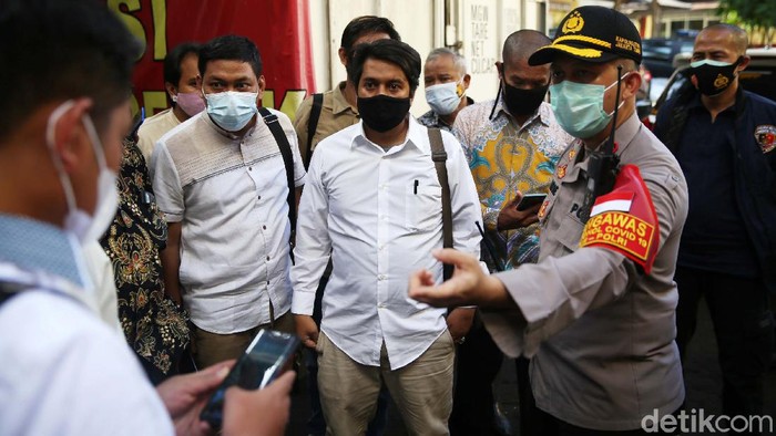 Tim kuasa hukum FPI kembali menyambangi RS Polri, Jakarta Timur. FPI menuntut agar 6 jenazah Laskar FPI yang tertembak di Tol Jakarta-Cikampek segera dikeluarkan.