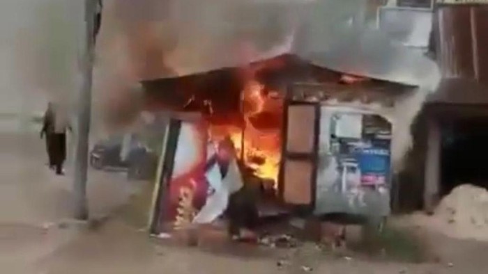Detik-detik Riswanto tega membakar istri hidup-hidup di dalam kedai hingga tewas. Momen Riswanto kabur terekam kamera warga (Screenshot video viral)