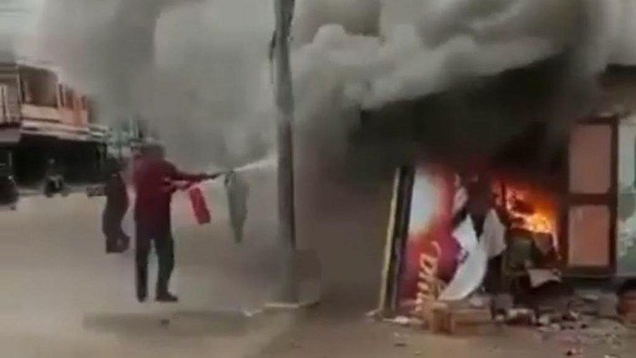 Detik-detik Riswanto tega membakar istri hidup-hidup di dalam kedai hingga tewas. Momen Riswanto kabur terekam kamera warga (Screenshot video viral)
