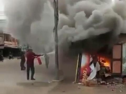 Detik-detik Riswanto tega membakar istri hidup-hidup di dalam kedai hingga tewas. Momen Riswanto kabur terekam kamera warga (Screenshot video viral)