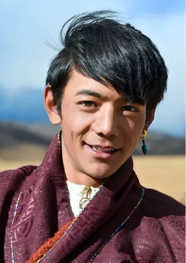 Setelah mempertimbangkan dari banyaknya penawaran, Ding Zhen pun telah memilih satu yang cukup tidak biasa. Dilansir South Morning Post, ia memilih untuk bekerja di sebuah perusahaan travel milik daerah. Dikatakan jika Ding Zhen akan menerima gaji sekitar Rp 7,4 juta per bulan dan tunjangan lainnya. Foto: YouTube CGTN