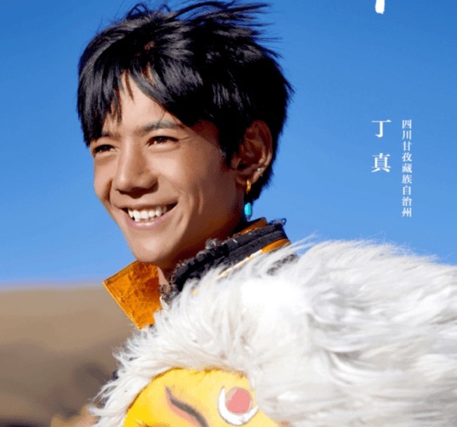 Dilansir Tencent, Ding Zhen pun langsung mendapat tawaran dari berbagai perusahaan hiburan sesaat setelah tenar. Dikatakan bahkan stasiun televisi mengunjungi daerahnya untuk mengundang pria muda itu tampil di layar kaca. Foto: YouTube CGTN