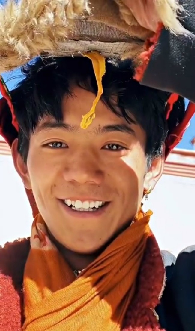 Ding Zhen yang berusia 20 tahun ditemukan seorang fotografer di Litang, wilayah Tibet, Provinsi Sichuan, China. Setelah videonya diposting di Douyin, ia langsung jadi viral karena ketampanannya yang dianggap lugu. Foto: YouTube CGTN