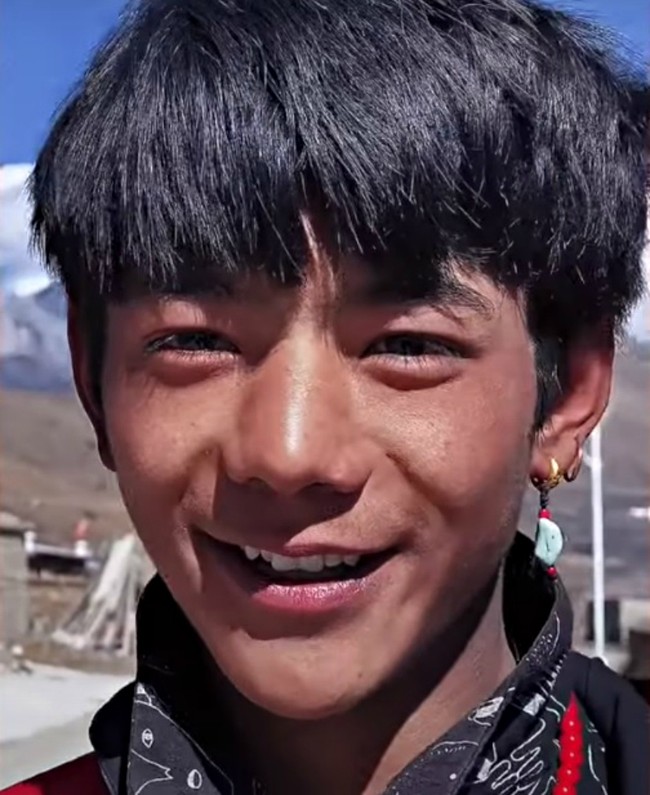 Seorang petani bernama Ding Zhen dari etnis Tibet mendadak menjadi pujaan wanita di China. Wajahnya terkenal setelah seorang fotografer mengunggah potretnya ke internet. Menerima tawaran dari banyak pihak, ia memilih pekerjaan dari perusahaan lokal. Foto: YouTube CGTN