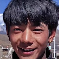Seorang petani bernama Ding Zhen dari etnis Tibet mendadak menjadi pujaan wanita di China. Wajahnya terkenal setelah seorang fotografer mengunggah potretnya ke internet. Menerima tawaran dari banyak pihak, ia memilih pekerjaan dari perusahaan lokal. Foto: YouTube CGTN