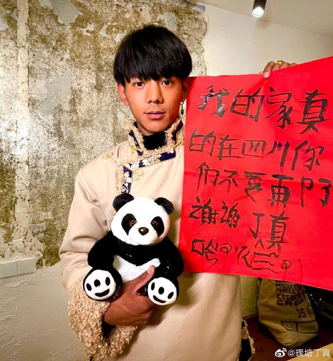 Menjadi petani dan pengembala seumur hidupnya, ke depannya, pria 20 tahun tersebut mengaku akan belajar untuk bisa melakukan tugas dari perusahaan. Pertama, belajar. Aku harap aku bisa melakukan pekerjaan yang ditugaskan perusahaanku. Aku akan melakukan semuanya dengan baik. Aku masih mau menaiki kuda dan memenangkan kompetisi. Foto: Weibo