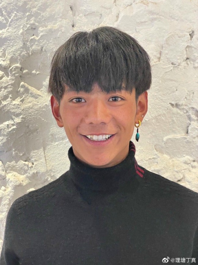 Mengenai ketenarannya dan pekerjaan barunya, Ding Zhen mengaku senang bisa mempromosikan daerah tempatnya ditemukan yang merupakan pedesaan. Aku tidak tahu bagaimana aku jadi populer tapi aku senang. Tapi aku sangat senang melakukan banyak pekerjaan publikasi untuk daerahku, ujarnya dilansir CGTN.  Foto: Weibo