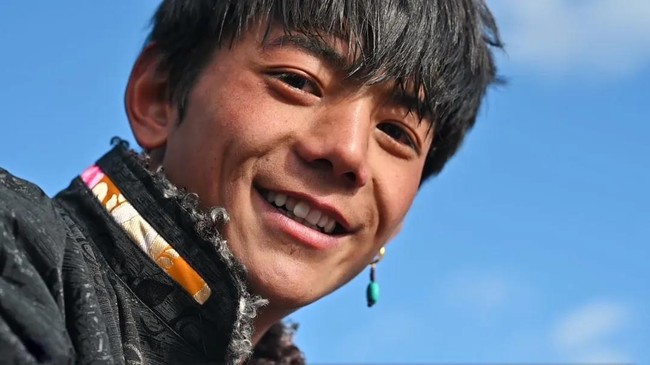 Sebenarnya awalnya fotografer yang merekam video Ding Zhen hanya ingin mengambil gambar aktivitas ayah dan adiknya untuk keperluan promosi daerah. Karena mereka tidak ada di rumah, Ding Zhen lah yang akhirnya disorot. Aku awalnya tidak melihat potensi pada dia. Dia hanya seorang anak di mataku. Lalu banyak orang mulai memanggilnya suami atau sebutan lain. Dengan situasi seperti sekarang, pikirannya pada bingung, kata fotografer. Foto: YouTube CGTN