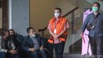 Diperiksa KPK, Ajay Priatna Diborgol dan Bermasker