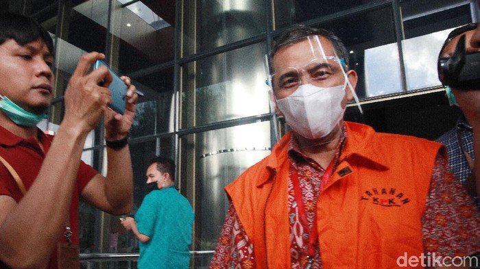 Wali kota nonaktif Cimahi Ajay Muhammad Priatna usai menjalani pemeriksaan oleh penyidik KPK. Ajay tampak diborgol dan memakai masker.