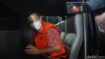 Diperiksa KPK, Ajay Priatna Diborgol dan Bermasker