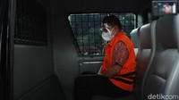 Ajay menunduk saat akan dibawa dengan mobil tahanan.