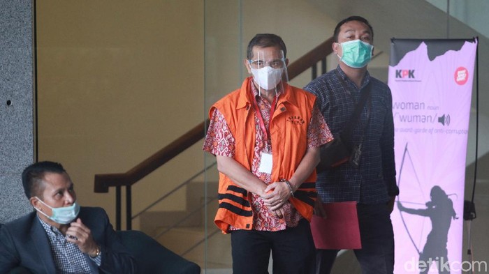 Wali kota nonaktif Cimahi Ajay Muhammad Priatna usai menjalani pemeriksaan oleh penyidik KPK. Ajay tampak diborgol dan memakai masker.
