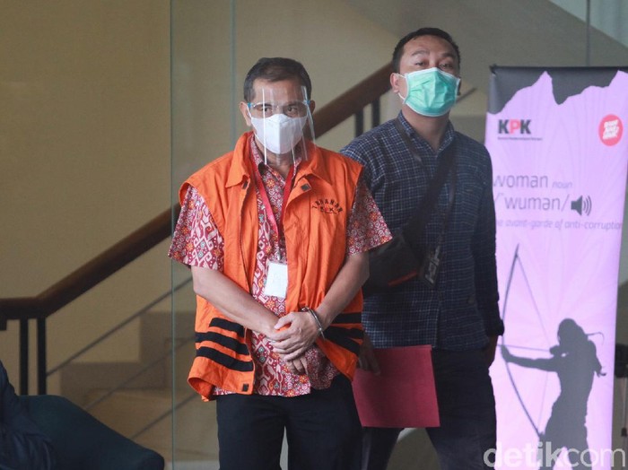 Wali kota nonaktif Cimahi Ajay Muhammad Priatna usai menjalani pemeriksaan oleh penyidik KPK. Ajay tampak diborgol dan memakai masker.