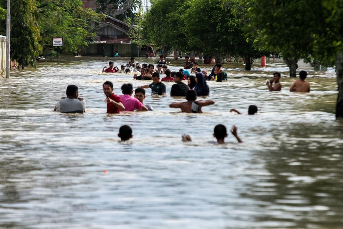Banjir merendam kawasan Aceh Utara. Pemerintah Kabupaten Aceh Utara pun tetapkan status tanggap darurat bencana daerah selama 14 hari.