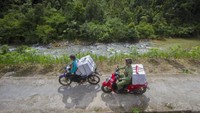 Daerah ini hanya dapat ditempuh dengan menggunakan sepeda motor. ANTARA FOTO/Bayu Pratama S  