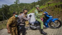 KPU mengatakan distribusi logistik Pilkada 2020 akan ditargetkan selesai pada Selasa (8/12/2020). ANTARA FOTO/Bayu Pratama S  