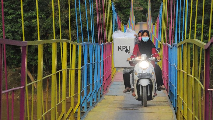DISTRIBUSI LOGISTIK PILKADA 2020 Petugas Kelompok Penyelenggara Pemungutan Suara (KPPS) dibantu warga mengangkut logistik Pilkada Provinsi Jambi dan Kabupaten Batanghari menyeberangi Sungai Batanghari dari Muara Jangga menuju Matagual, Batanghari, Jambi, Senin (7/12/2020). KPU Provinsi Jambi menargetkan distribusi logistik Pilkada serentak tahun 2020 di daerah itu bisa tersalurkan sampai ke tingkat kelurahan/desa selambat-lambatnya pada Selasa (8/12). ANTARA FOTO/Wahdi Septiawan/hp.