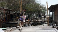 Akibatnya puluhan rumah warga rusak.