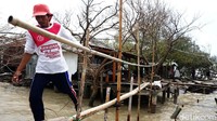Warga membuat jembatan darurat karena jembatan sebelumnya hancur diterjang gelombang.