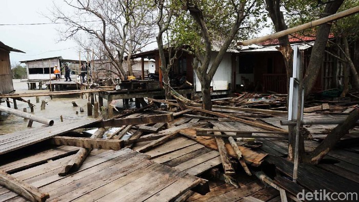 Puluhan rumah di pesisir Kabupaten Demak, Jawa Tengah, rusak diterjang angin kencang dan gelombang tinggi. Sekitar seratus warga mengungsi.