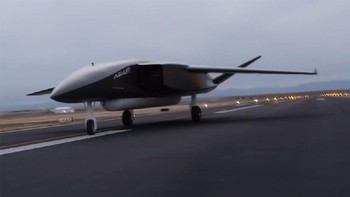 Ini bukan drone biasa. Ukurannya merupakan yang terbesar di dunia dan fungsinya pun khusus, yaitu untuk melesatkan satelit menuju ke orbit Bumi. Drone bernama Ravn X ini adalah buatan startup Aevum yang berbasis di Amerika Serikat. Panjangnya mencapai 24 meter.Foto: Aevum