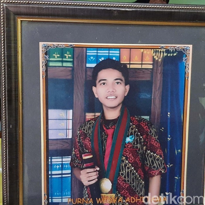 Kematian tragis Dony Saputra (24) yang menjadi korban mutilasi di Kalimalang, Bekasi membuat syok keluarganya. Ibu korba tampak menangis.