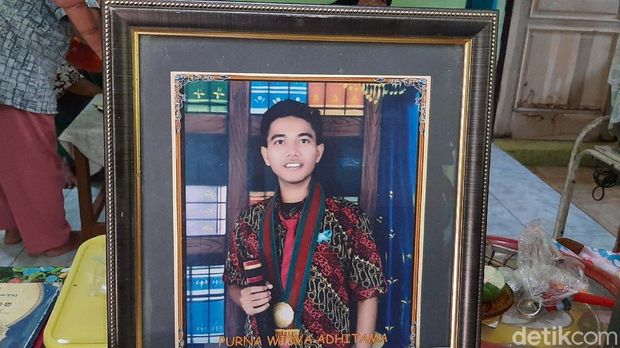 The tragic death of Dony Saputra (24), a victim of mutilation in Kalimalang, Bekasi, shocked his family.  Korba's mother seemed to cry.