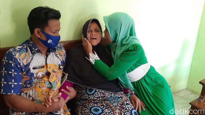 Kematian tragis Dony Saputra (24) yang menjadi korban mutilasi di Kalimalang, Bekasi membuat syok keluarganya. Ibu korba tampak menangis.