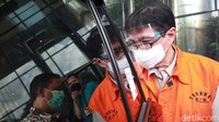 Hadinoto diperiksa terkait kasusnya yakni dugaan korupsi pengadaan pesawat dan mesin pesawat dari Airbus S.A.S dan Rolls-Royce P.L.C pada PT Garuda Indonesia.