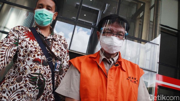 KPK memeriksa eks Direktur Teknik dan Pengelolaan Armada PT Garuda Indonesia Hadinoto Soedigno. Ia diperiksa terkait korupsi pengadaan pesawat dan mesin pesawat.