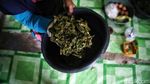 Emak-emak Ini Jual Dendeng Daun Ubi Hingga ke Abu Dhabi