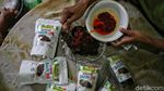 Emak-emak Ini Jual Dendeng Daun Ubi Hingga ke Abu Dhabi