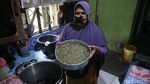 Emak-emak Ini Jual Dendeng Daun Ubi Hingga ke Abu Dhabi
