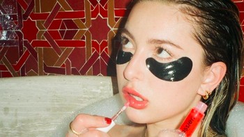 Foto-foto dari pemotretan iklan tersebut sempat ia unggah di Instagram. Tampak, perempuan 22 tahun ini berpose di dalam bathtub yang penuh air berbusa sambil meneguk segelas wine. Foto: Instagram