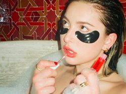 Debut Bintang Iklan, Putri Steve Jobs Tampil Seksi