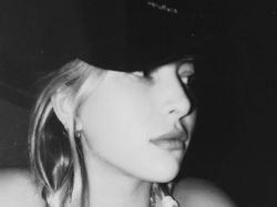 Debut Bintang Iklan, Putri Steve Jobs Tampil Seksi