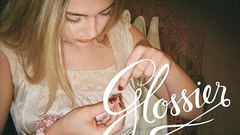 Eve Jobs menjalani debut profesinya sebagai model dengan membintangi iklan kampanye edisi Natal merek kosmetik Glossier. Foto: Instagram