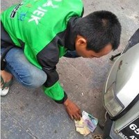 Nah kalau abang ojek online ini orangnya nggak serakah. Buktinya saja pas dia nemu uang Rp 50 ribu, yang diambil cuma Rp 10 ribu aja. Foto: Instagram/@newdramaojol.id