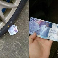 Yah ketipu deh, ternyata cuma uang mainan. Siapa yang pernah ngalamin kayak gini juga? Foto: Facebook/Rizal Fadilah