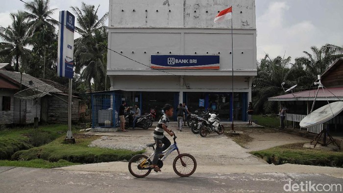 Geliat Aktivitas Pelayanan Bank BRI di Pulau Rupat Saat ini Bank BRI di Rupat merupakan salah satu bank yang sangat berpengaruh di roda perekonomian di Rupat, Bengkalis, Riau.