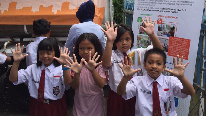 Anak mencuci tangan di wastafel milik Palyja di Kelurahan Pancoran, Jakarta Selatan, Kamis (15/10/2020). Bertepatan dengan Hari Cuci Tangan Sedunia, PBB bekerja sama dengan organisasi-organisasi lainnya baik pihak pemerintah maupun swasta untuk menggalakkan perilaku mencuci tangan dengan sabun oleh masyarakat sebagai upaya untuk menurunkan tingkat kematian balita dan pencegahan terhadap penyakit yang dapat berdampak pada penurunan kualitas hidup manusia. (CNBC Indonesia/Andrean Kristianto)