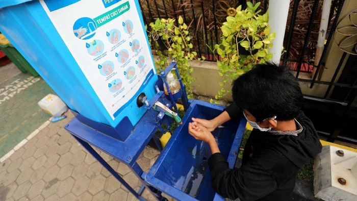 Anak mencuci tangan di wastafel milik Palyja di Kelurahan Pancoran, Jakarta Selatan, Kamis (15/10/2020). Bertepatan dengan Hari Cuci Tangan Sedunia, PBB bekerja sama dengan organisasi-organisasi lainnya baik pihak pemerintah maupun swasta untuk menggalakkan perilaku mencuci tangan dengan sabun oleh masyarakat sebagai upaya untuk menurunkan tingkat kematian balita dan pencegahan terhadap penyakit yang dapat berdampak pada penurunan kualitas hidup manusia. (CNBC Indonesia/Andrean Kristianto)