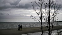 Dalam ekspedisi Tapal Batas detikcom yang didukung oleh BRI, detikTravel berkesempatan datang ke Pulau Rupat di Kabupaten Bengkalis. Menjadi salah satu pulau terluar di sisi Barat, Pulau Rupat juga diberkahi oleh pantai indah.