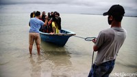 Untuk mencapainya, traveler harus terlebih dulu singgah ke dermaga speedboat di Tanjung Medang, Rupat Utara. Dari situ, traveler bisa menggunakan jasa kapal sewaan untuk menjangkaunya.
