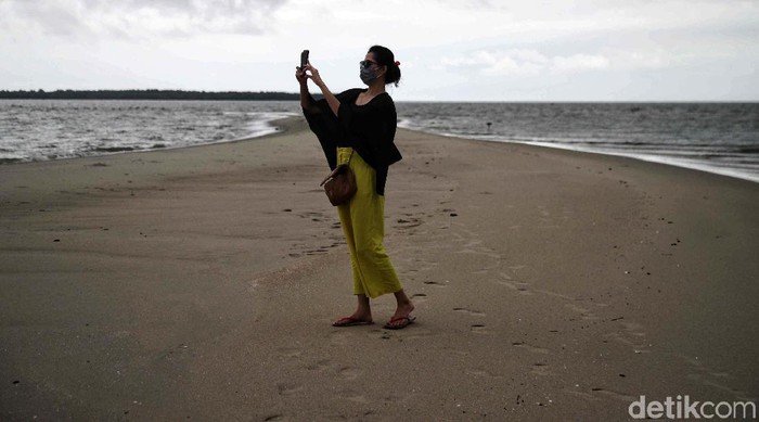 Pulau Rupat di Kabupaten Bengkalis menjadi salah satu pulau terluar Indonesia. Pulau Rupat diberkahi dengan pantai indah. Pantai Beting Aceh salah satunya.